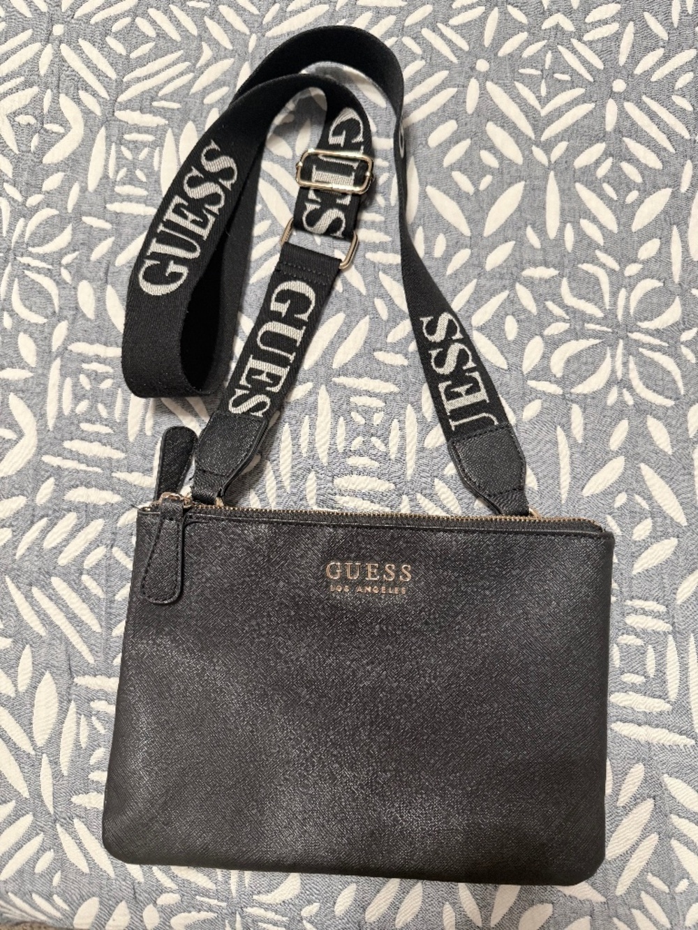 Guess crossbody bag~casual everyday wear